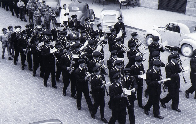 La Banda nei primi anni '50 mentre accompagna una processione religiosa